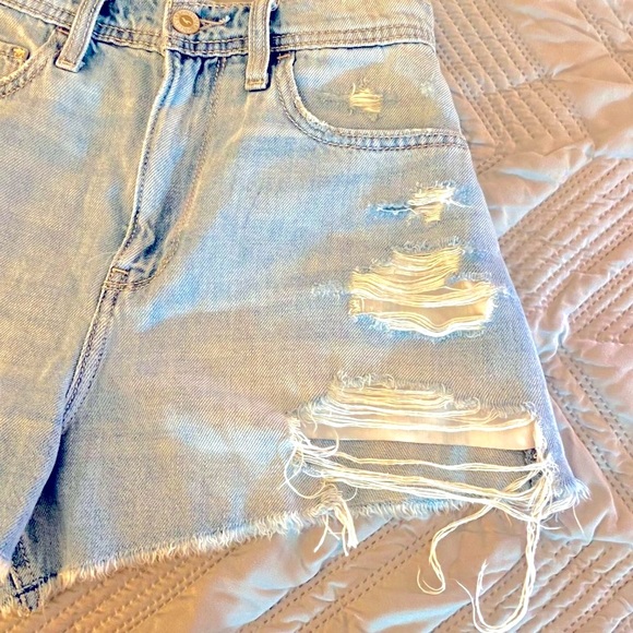 Hollister Distressed Denim Cutoff Jean Shorts - Picture 4 of 6